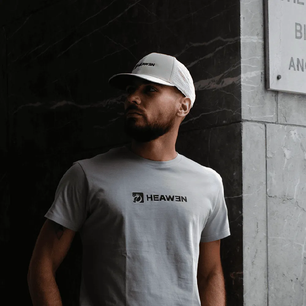 Ragazzo con cappellino e t-shirt grigia HEAWEN
